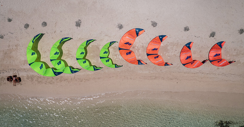Drachen für Kitesurfen auf dem Sand gestapelt
