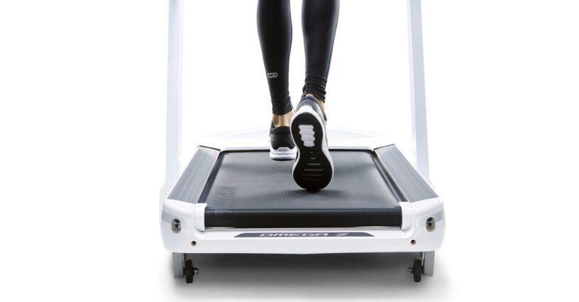 Eine Person läuft auf einem Laufband