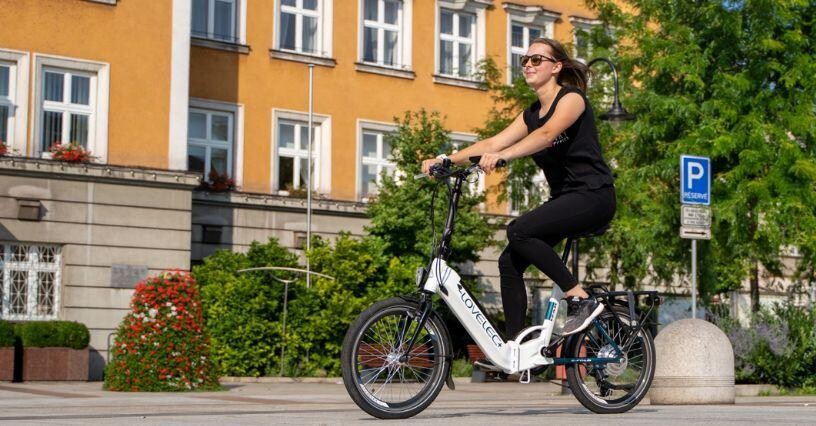 Eine Person fährt auf einem E-Bike durch die Stadt