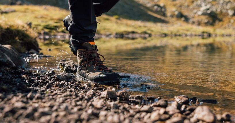 Ein Paar Wanderschuhe steht am Ufer eines Sees