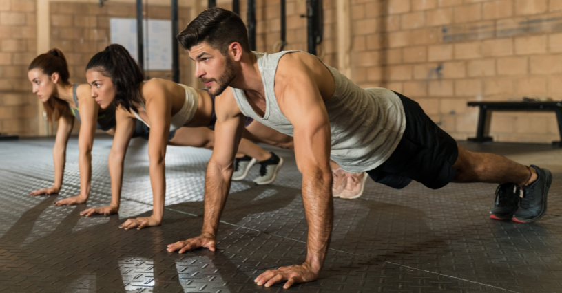 Menschen machen Liegestütze in einem Fitnessstudio