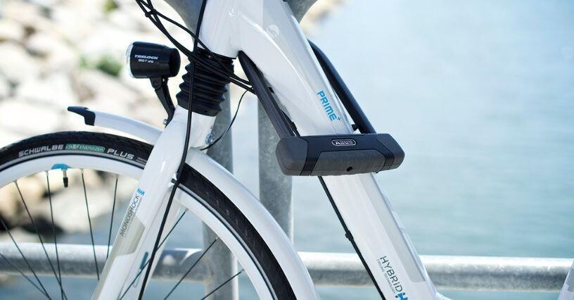Ein Fahrrad mit Schloss steht an einem Geländer