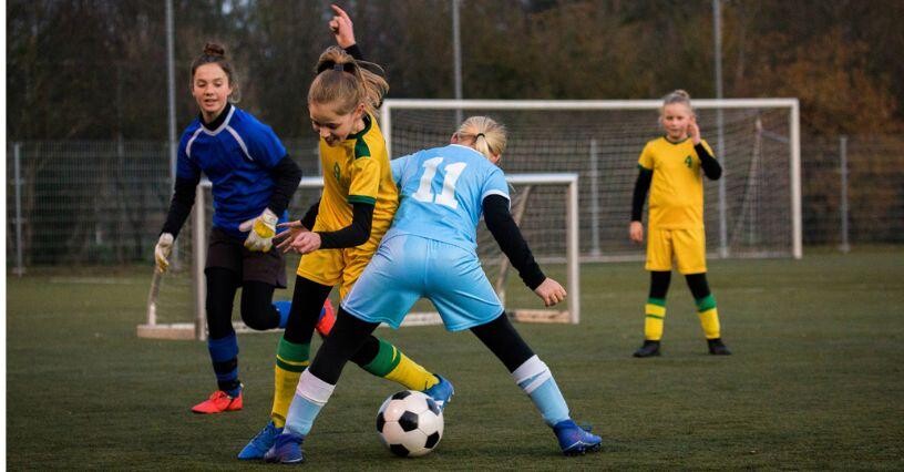 Junge Spieler trainieren in Thermokleidung