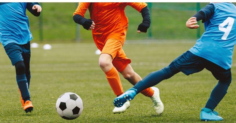 Junger Fußballer trainiert in Thermokleidung